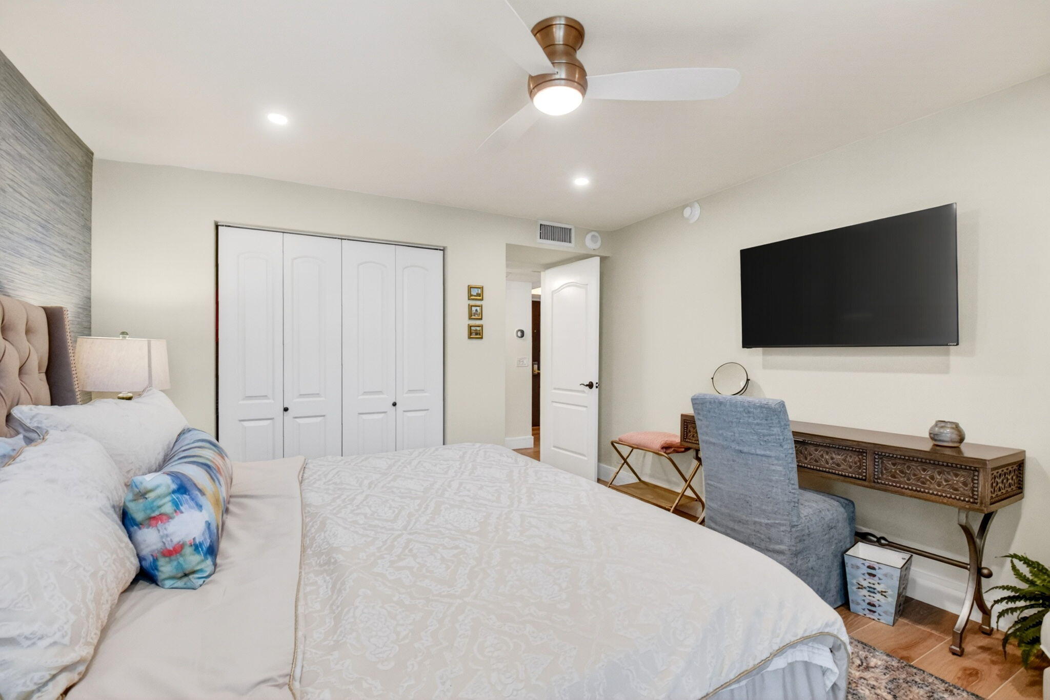 COASTAL HOUSE CONDO - Residential