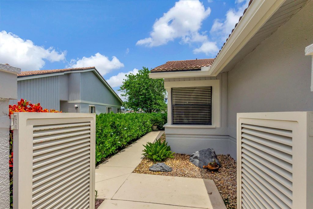 Photo of 523 Prestwick Circle, Palm Beach Gardens, FL 33418 (MLS # R11030842)