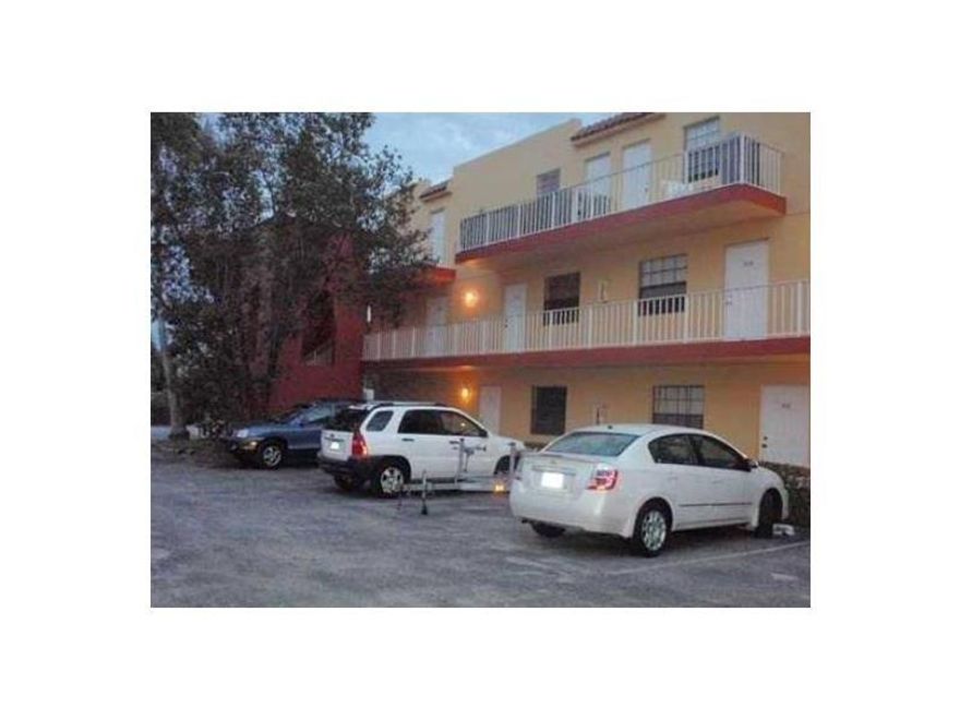 Spacious, updated 2 bedroom, 1 bath in quiet neighborhood in Wilton Manors. Custom cabinetry, granite countertops, stainless steel appliances, freshly painted. Apartment comes with 2 separate assigned parking spaces. Bldg close to Wilton Drive, eateries, shopping and much more.