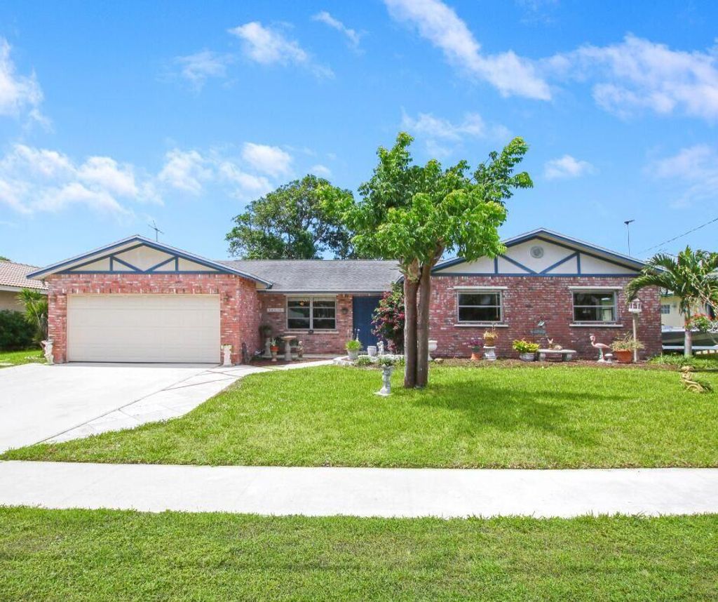 Photo of 1210 SW 26th Avenue, Boynton Beach, FL 33426 (MLS # R10998176)