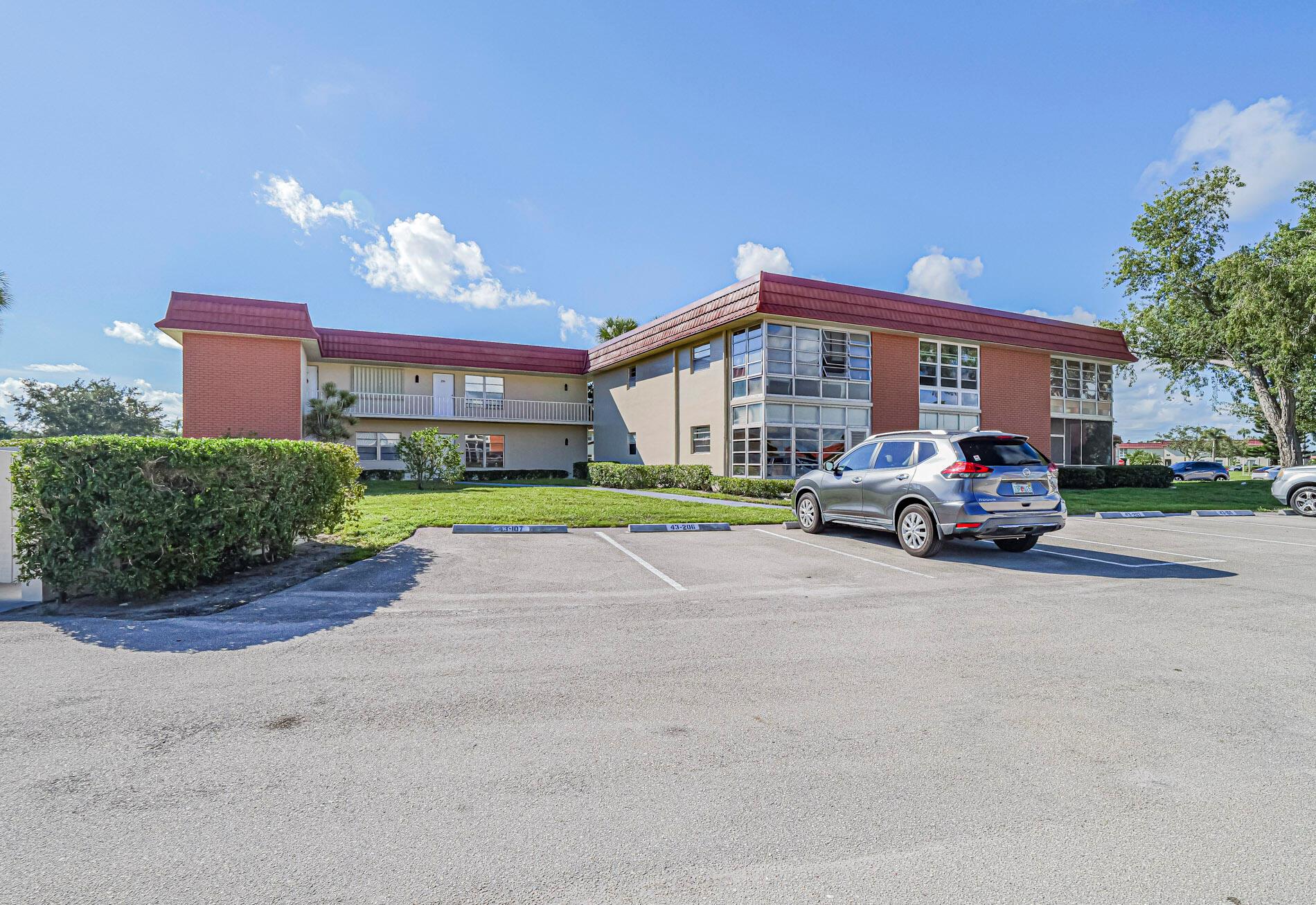 Vista Royale! Active 55+ Community. 1-1-1 Updated with Hardwood flooring throughout, furnished, newer A/C and hot water heater. Pedestal sinks in bath, updated kitchen, queen Murphy bed. 4 Clubhouses, heated pools and spa. Billiards, shuffleboard, tennis, golf course, and more! Close to beaches and downtown.