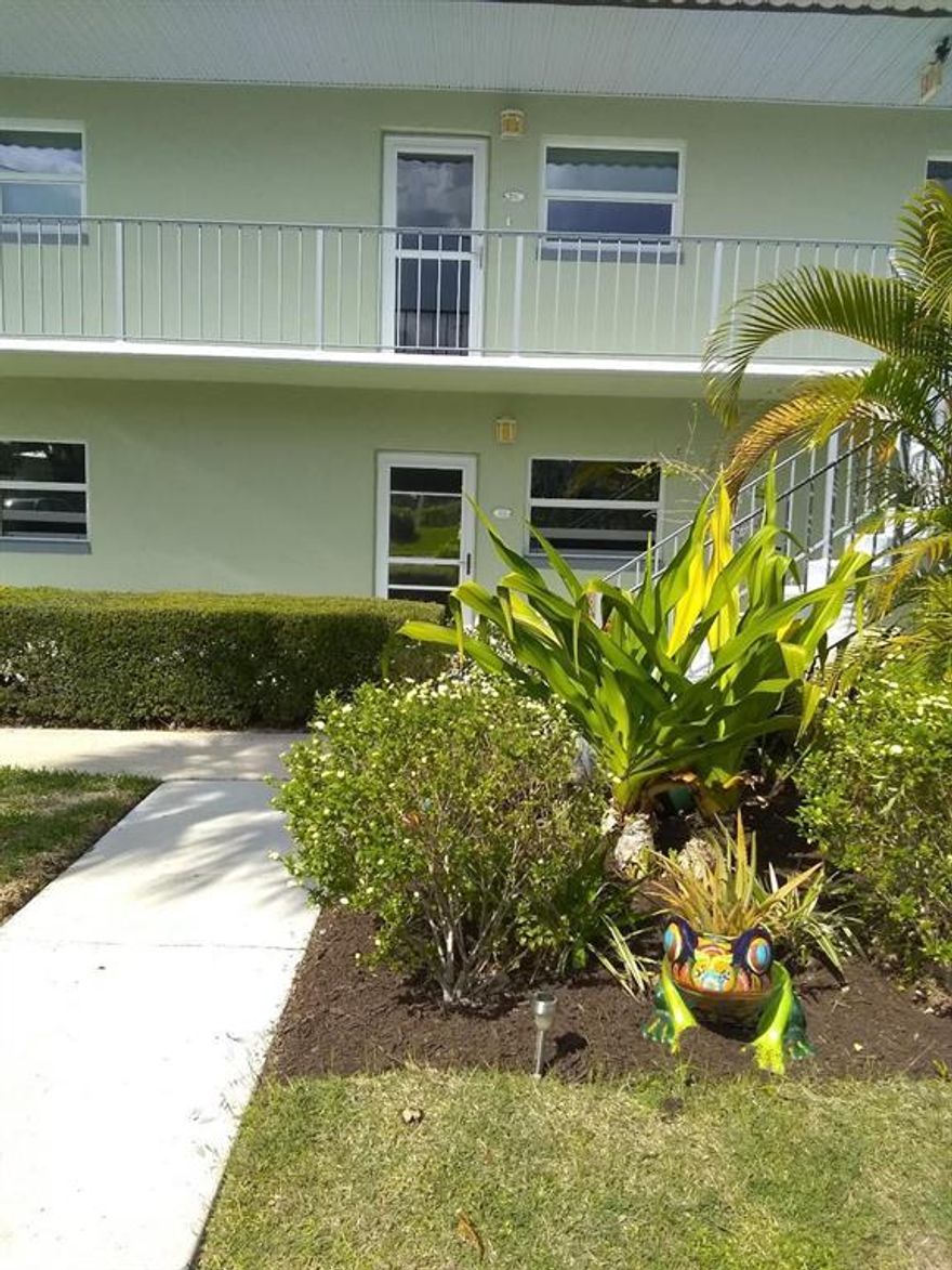 2/2 CONDO  JUST STEPS AWAY FROM CLUBHOUSE, TENNIS COURT, SWIMMING POOL, WATER/OCEAN ACCESS MARINA WITH LOW DOCK FEES. CLOSE TO RESTAURANTS , STORES, BEACHES.
MOVE IN READY! DON'T MISS THIS ONE!!!!