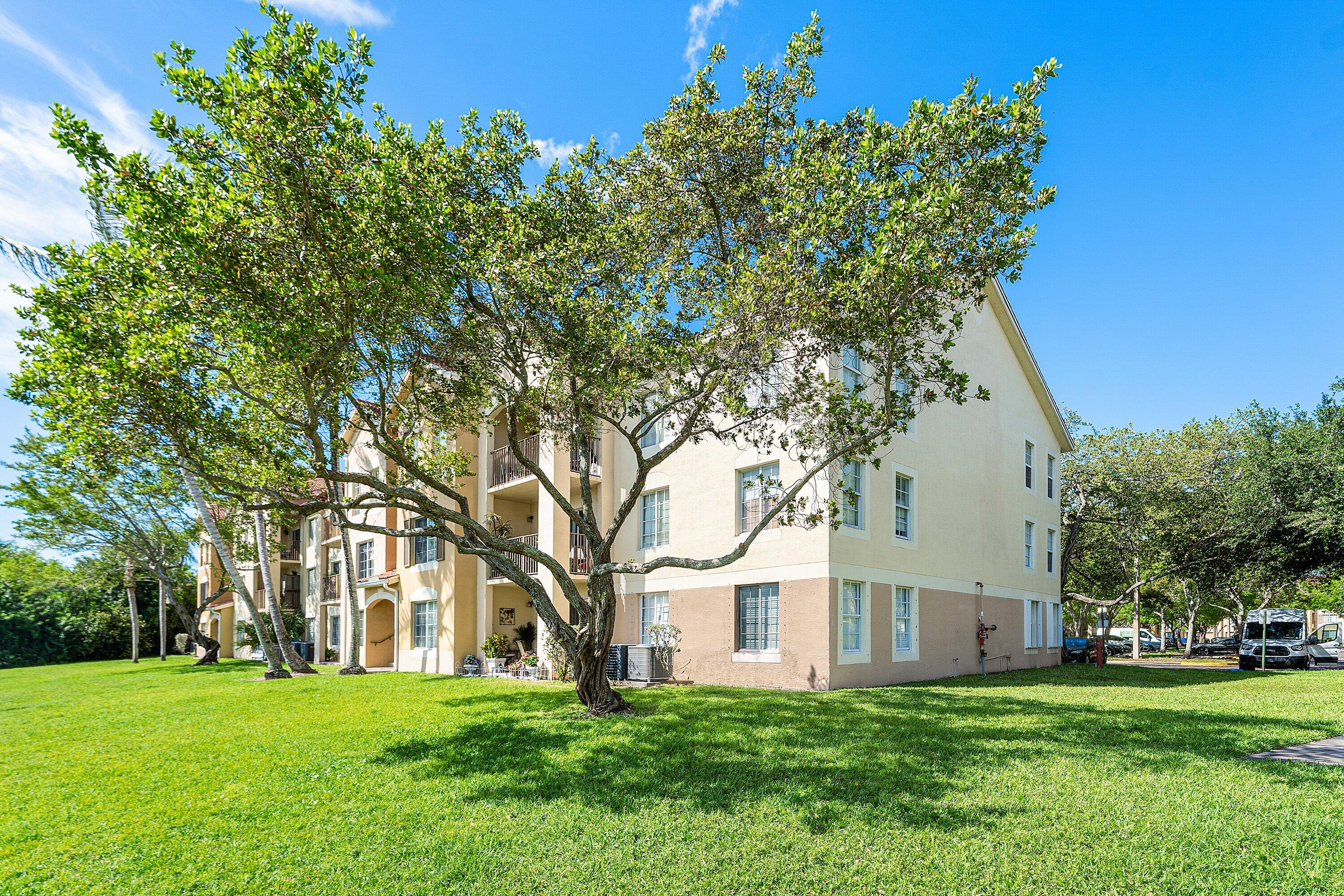 EMERALD ISLE AT LAGUNA LAKES CONDO - Residential