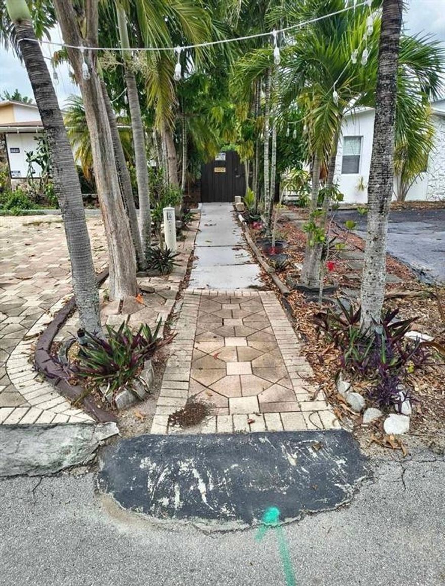 Move-in ready efficiency in a prime Hollywood location — close to major highways, shopping, dining, and the airport. This cozy space comes fully furnished with everything you need — just bring your clothes and settle in! Perfect for convenient and comfortable living.