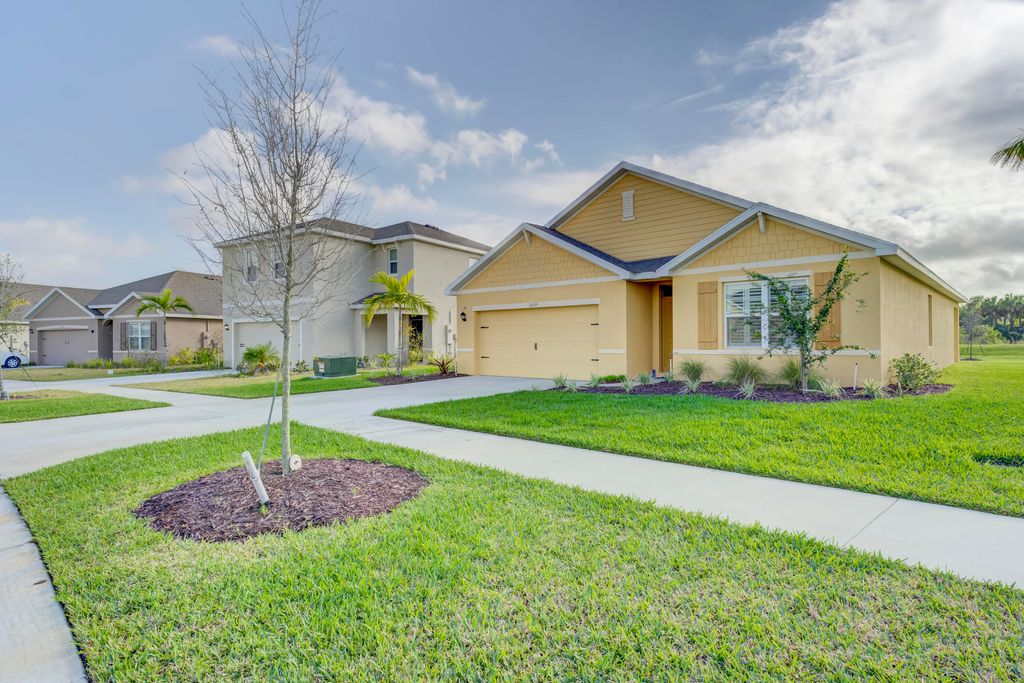 Photo of 10519 SW Vasari Way, Port Saint Lucie, FL 34987 (MLS # B26035226)