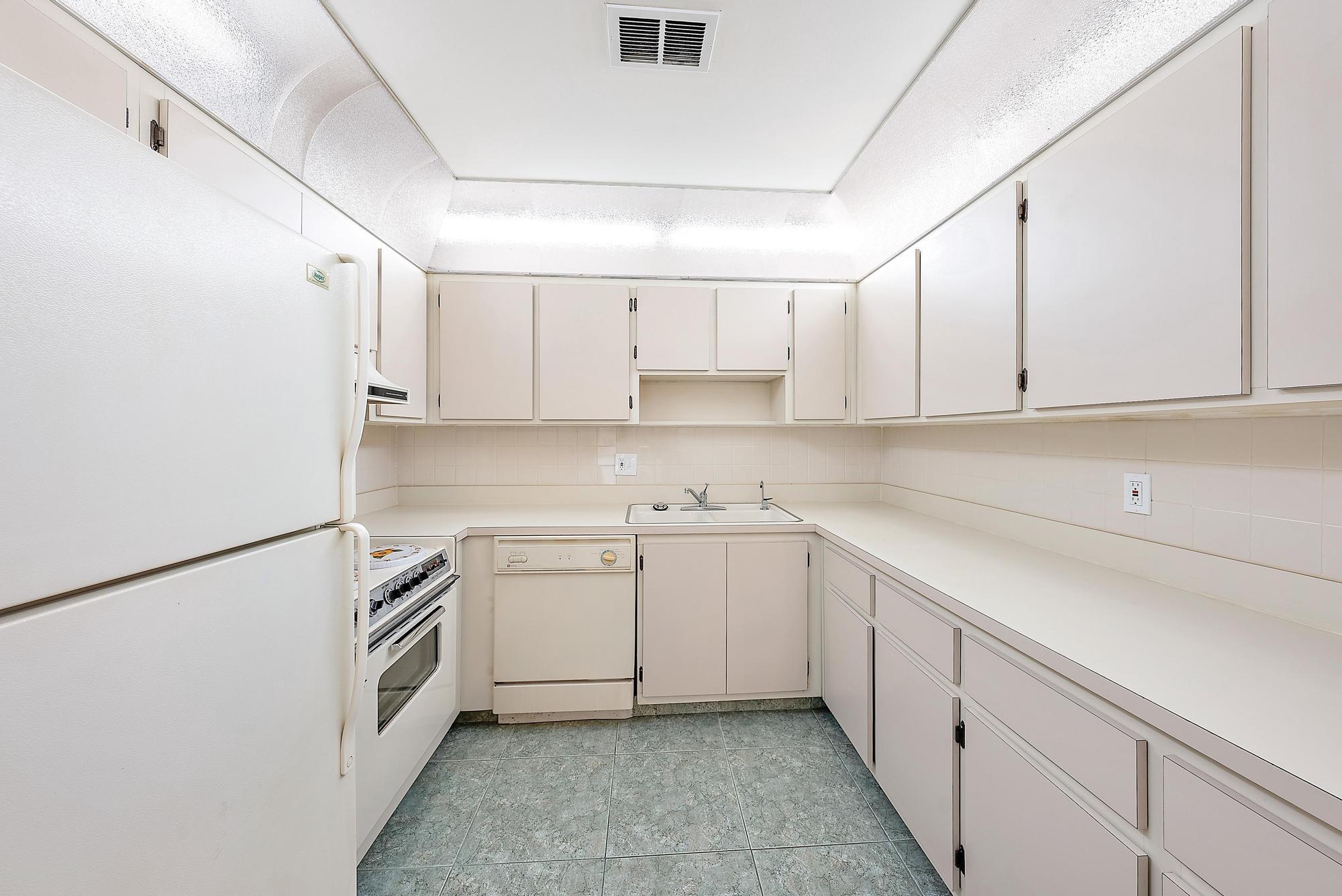 CRESTHAVEN TOWNHOMES SEC - Residential