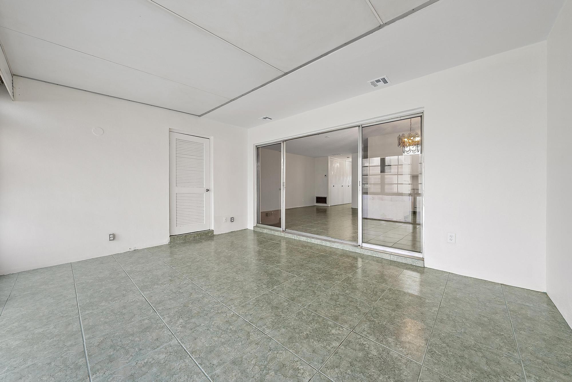 CRESTHAVEN TOWNHOMES SEC - Residential