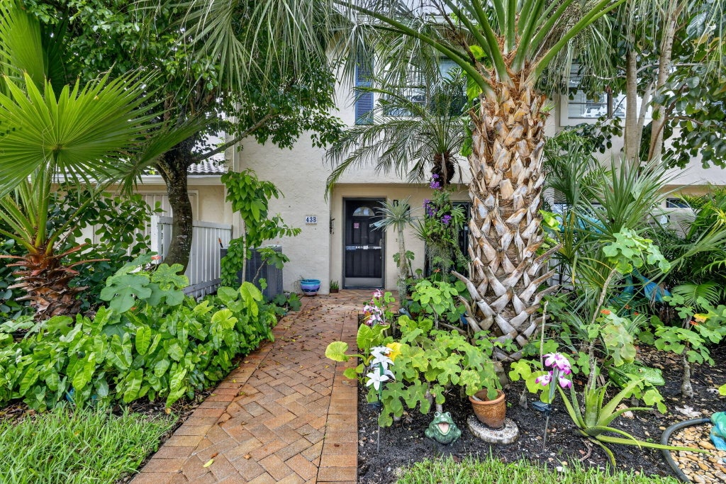 Photo of 43 W STRATFORD Lane W #B, Boynton Beach, FL 33436 (MLS # B26082593)