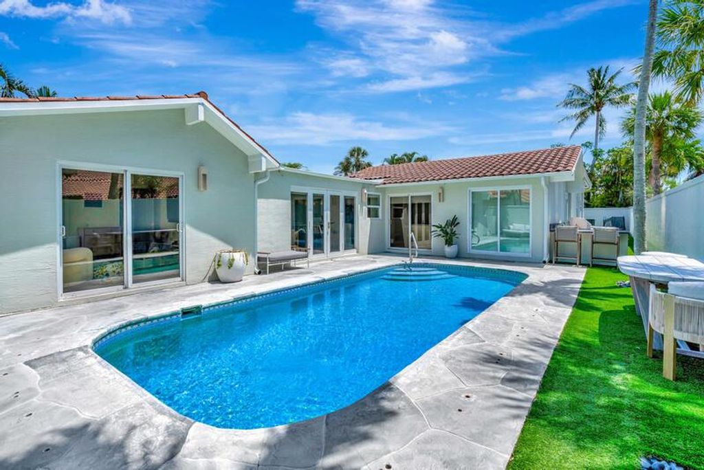 Photo of 102 W Tarpon Lane W, Jupiter, FL 33477 (MLS # R11085681)