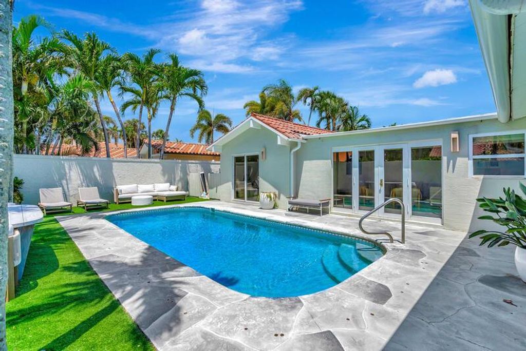 Photo of 102 W Tarpon Lane W, Jupiter, FL 33477 (MLS # R11085681)