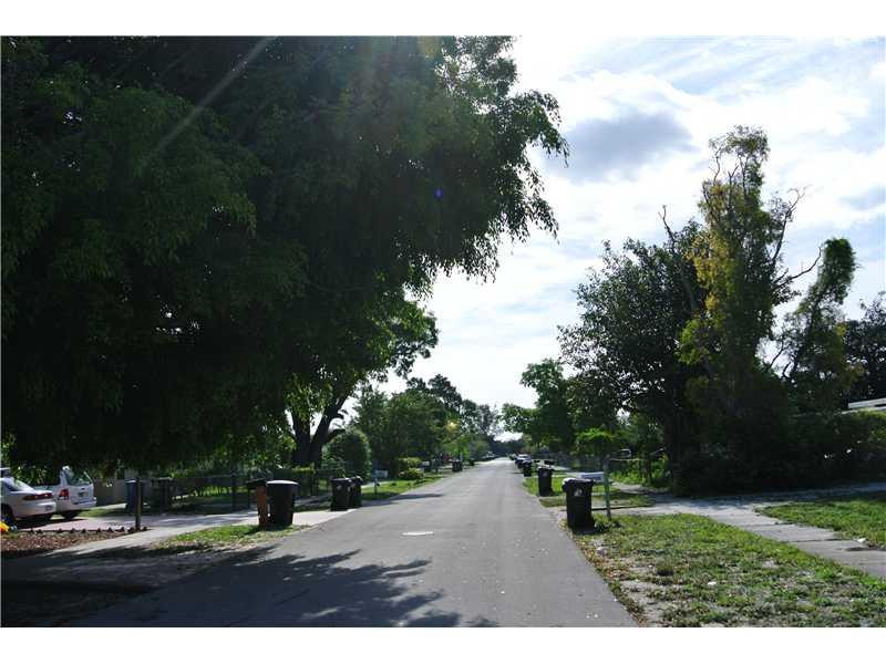 LAUDERDALE MANOR - Residential