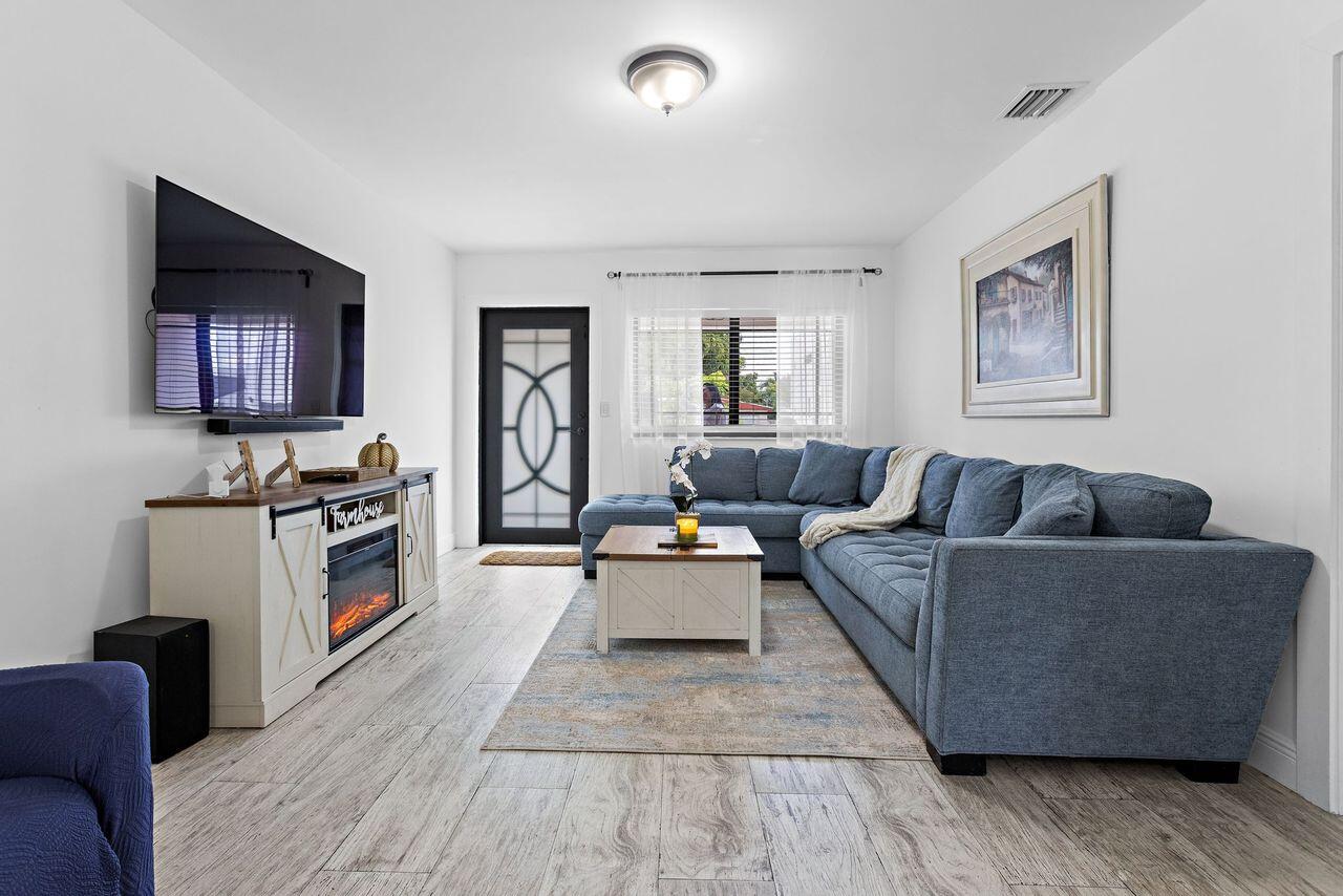AMD PL OF TAMIAMI GROVES - Residential