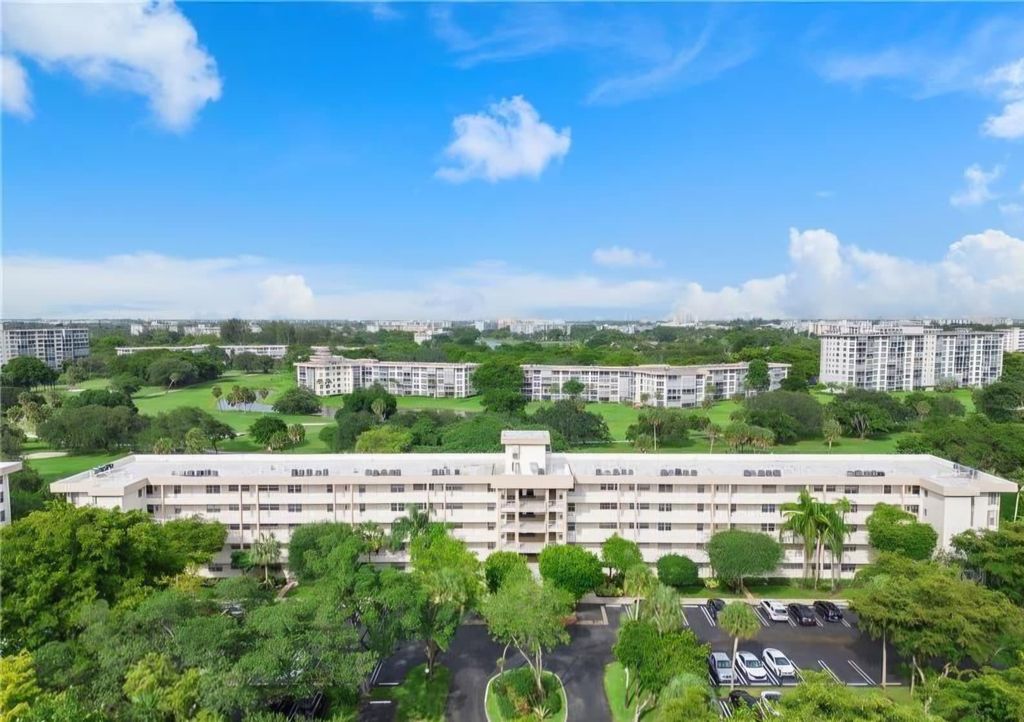 Photo of 3900 Oaks Clubhouse Drive #507, Pompano Beach, FL 33069 (MLS # F10540140)