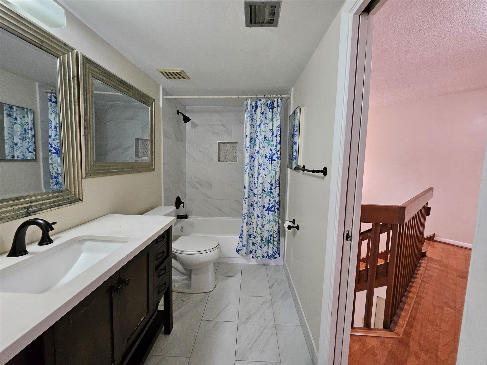 LAKEVIEW COURTS AT JACAR - Residential