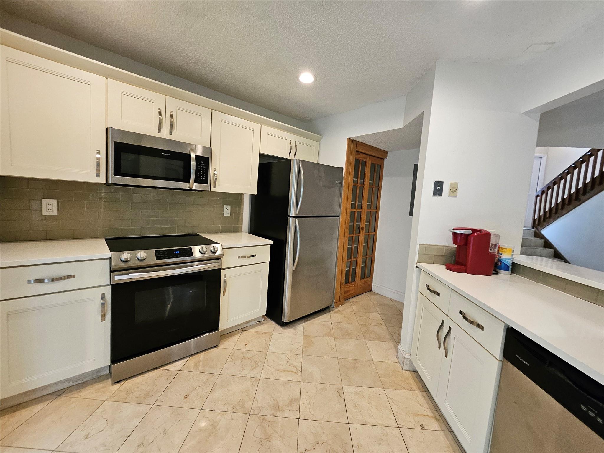 LAKEVIEW COURTS AT JACAR - Residential