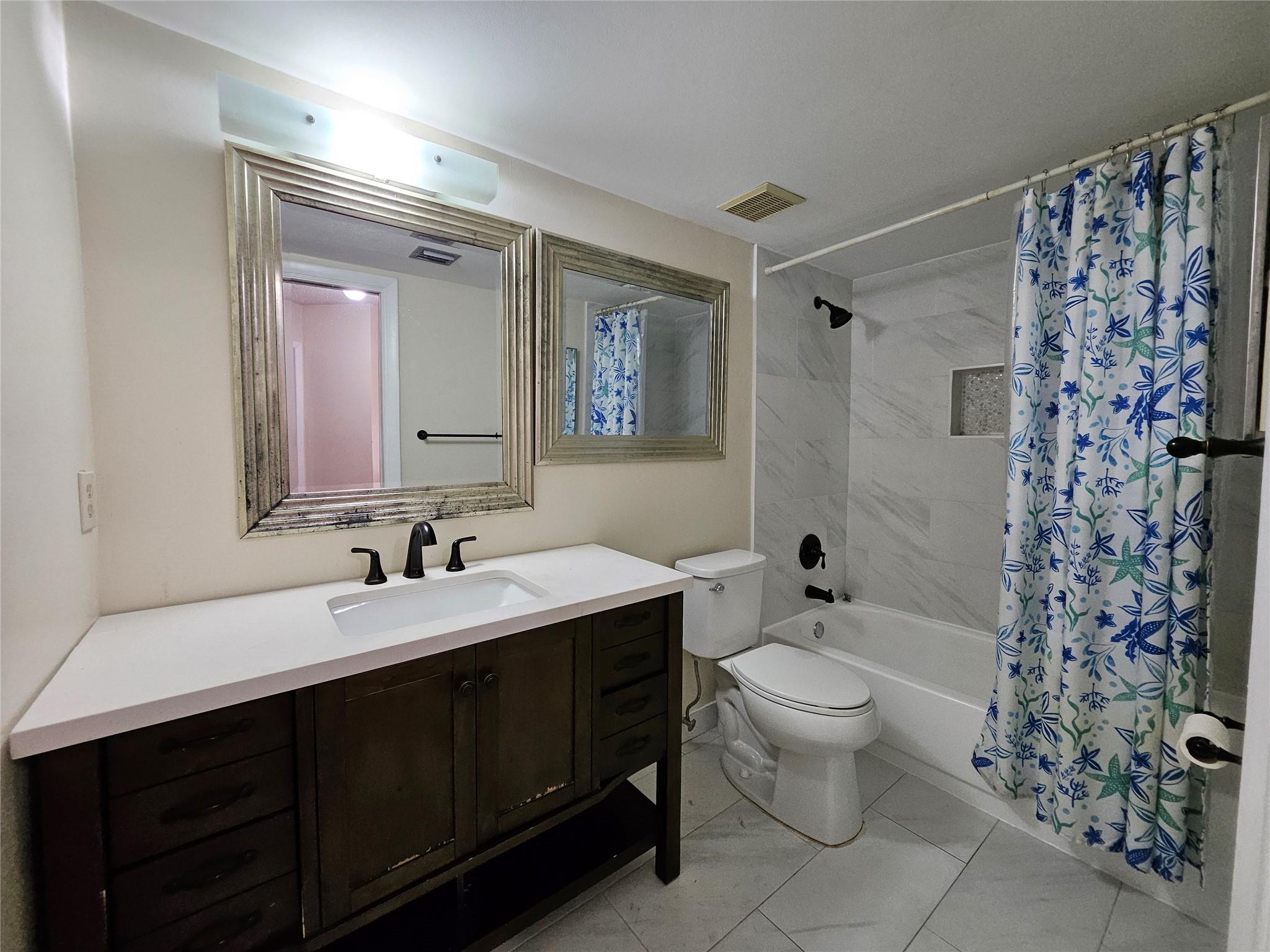 LAKEVIEW COURTS AT JACAR - Residential