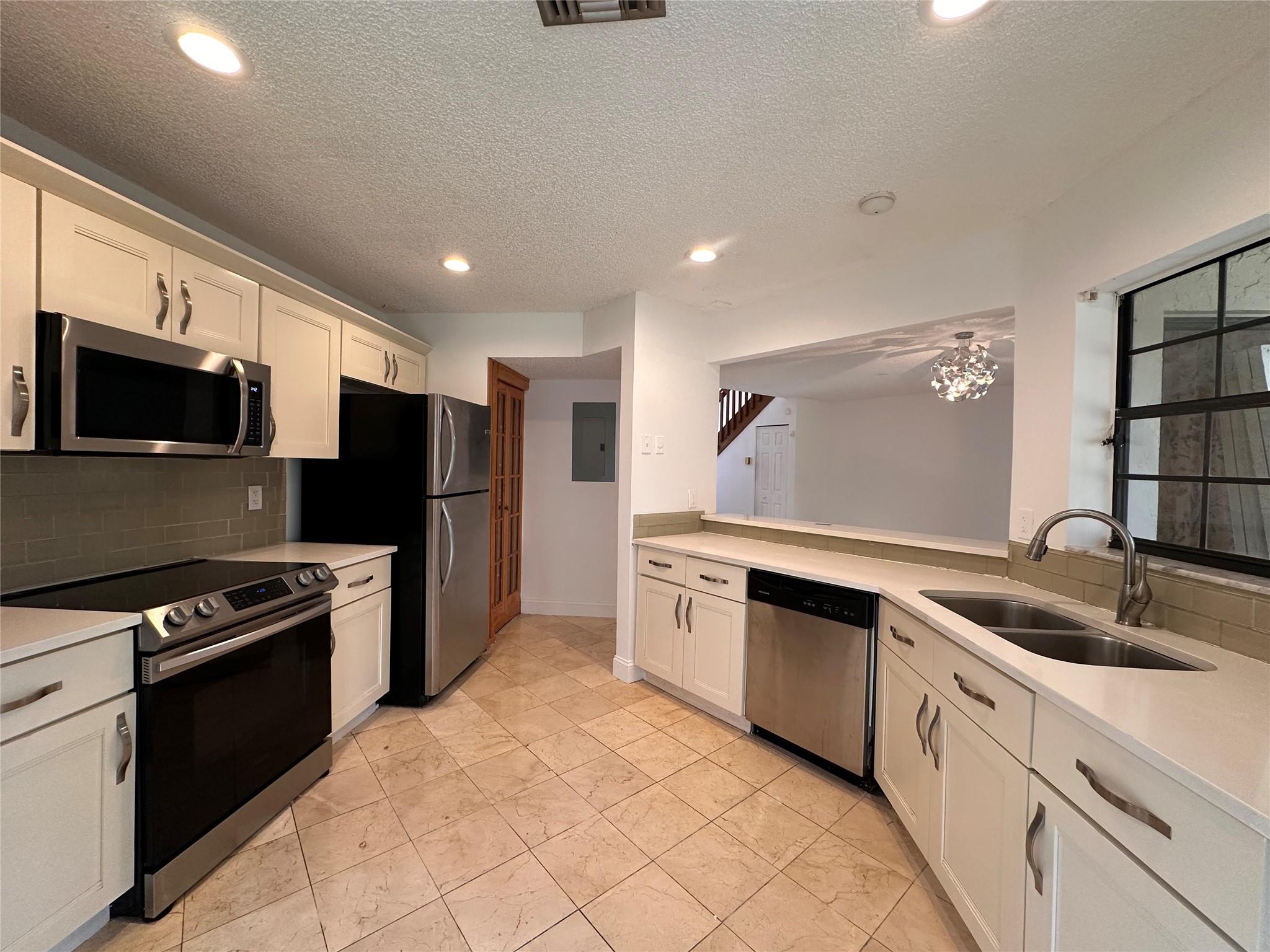 LAKEVIEW COURTS AT JACAR - Residential