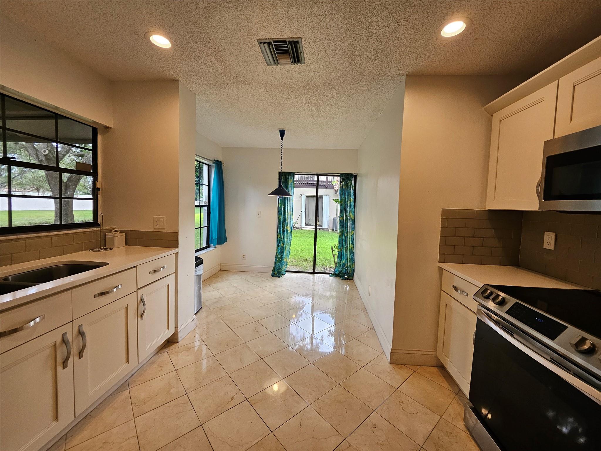 LAKEVIEW COURTS AT JACAR - Residential