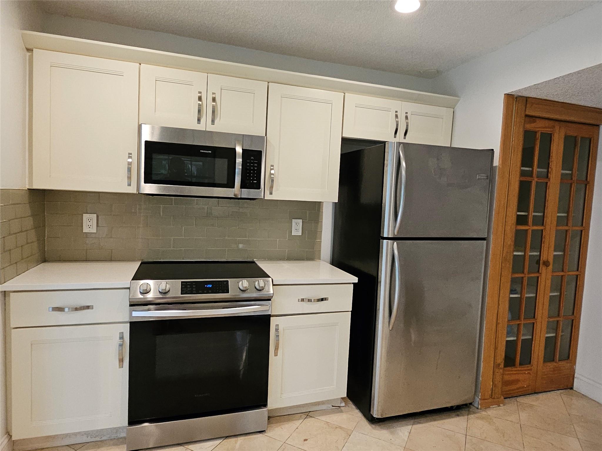 LAKEVIEW COURTS AT JACAR - Residential
