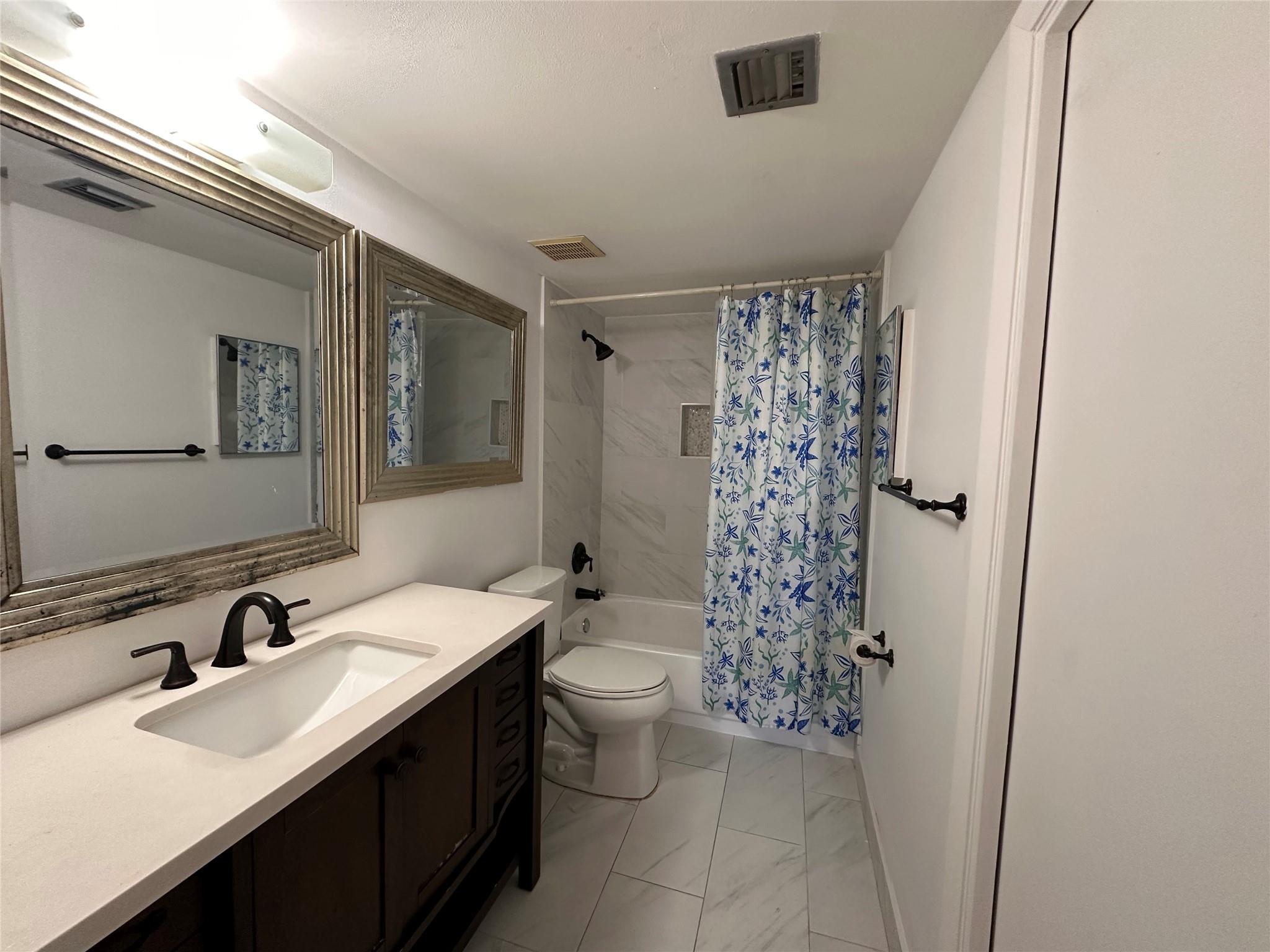 LAKEVIEW COURTS AT JACAR - Residential