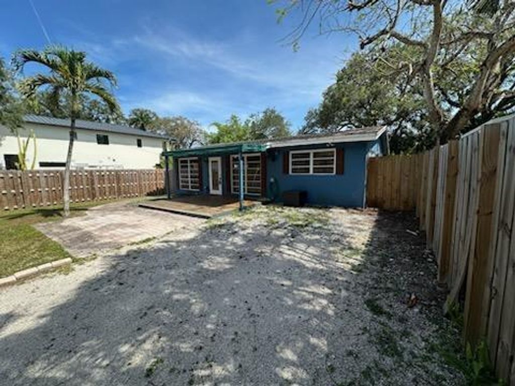 Photo of 1424 SW 9th Street, Fort Lauderdale, FL 33312 (MLS # B26025213)