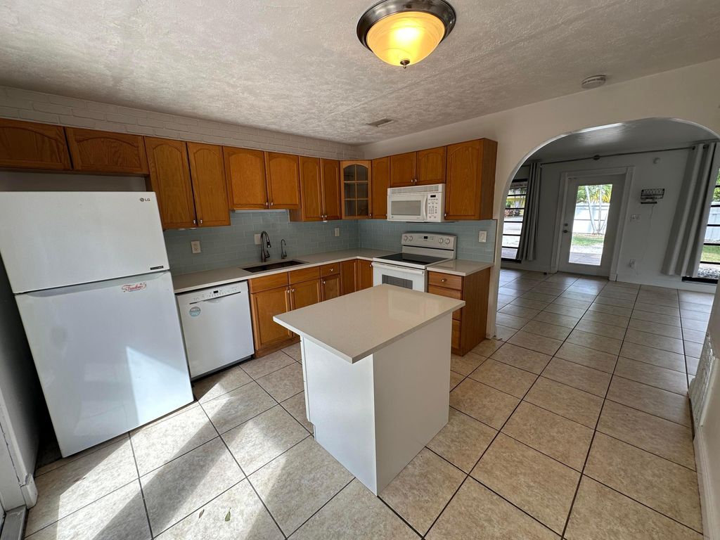Photo of 1424 SW 9th Street, Fort Lauderdale, FL 33312 (MLS # B26025213)