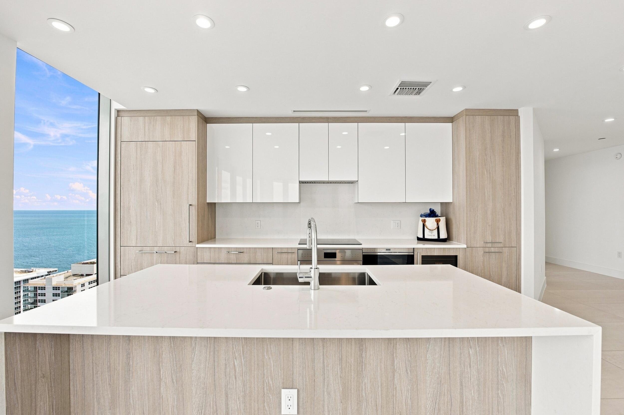 153 N Seabreeze Boulevard 2404