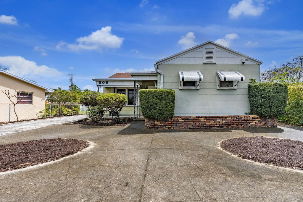 Photo of 508 S B Street, Lake Worth Beach, FL 33460 (MLS # B26008811)