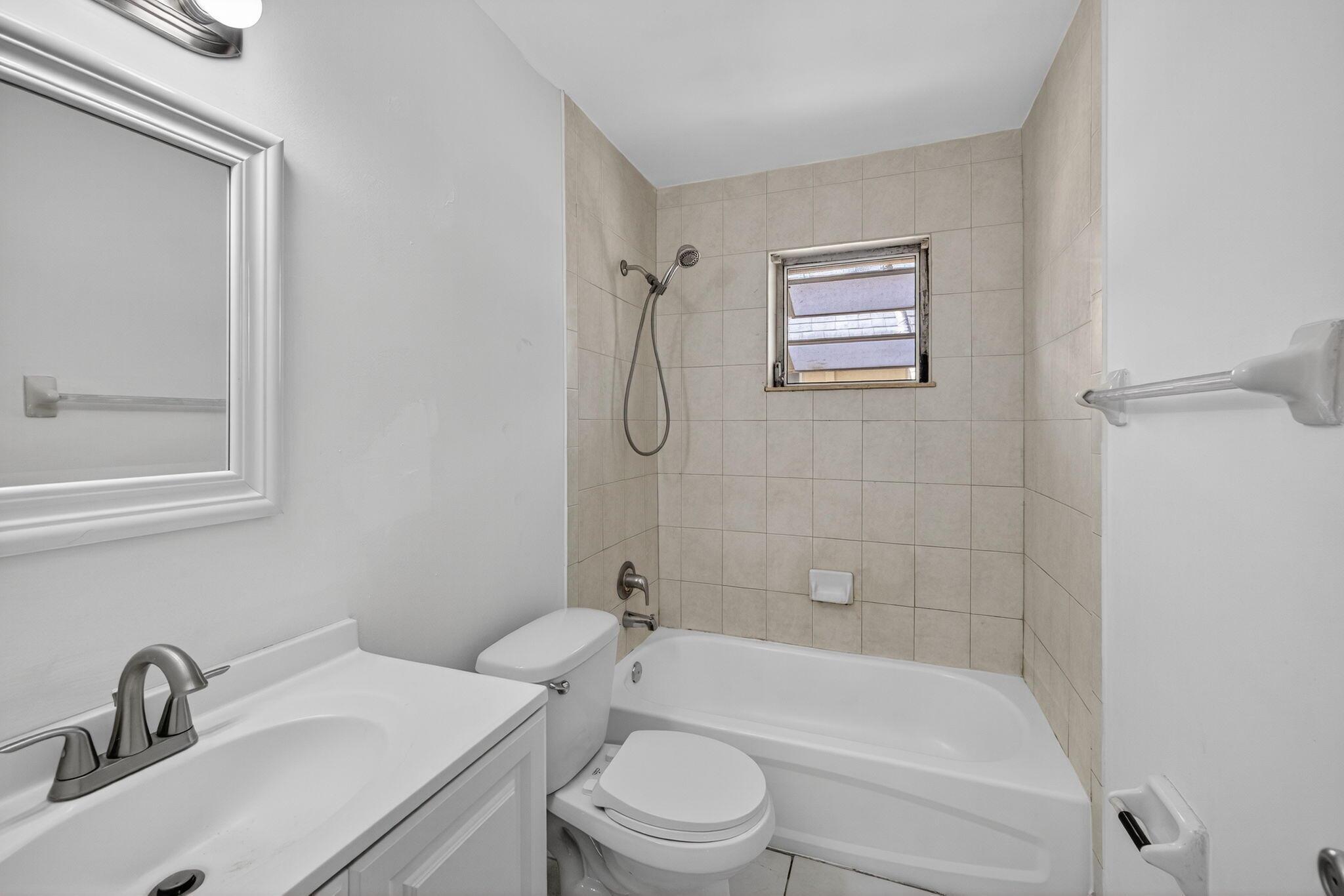 EL SOL AT MAIN STREET CON - Residential Lease