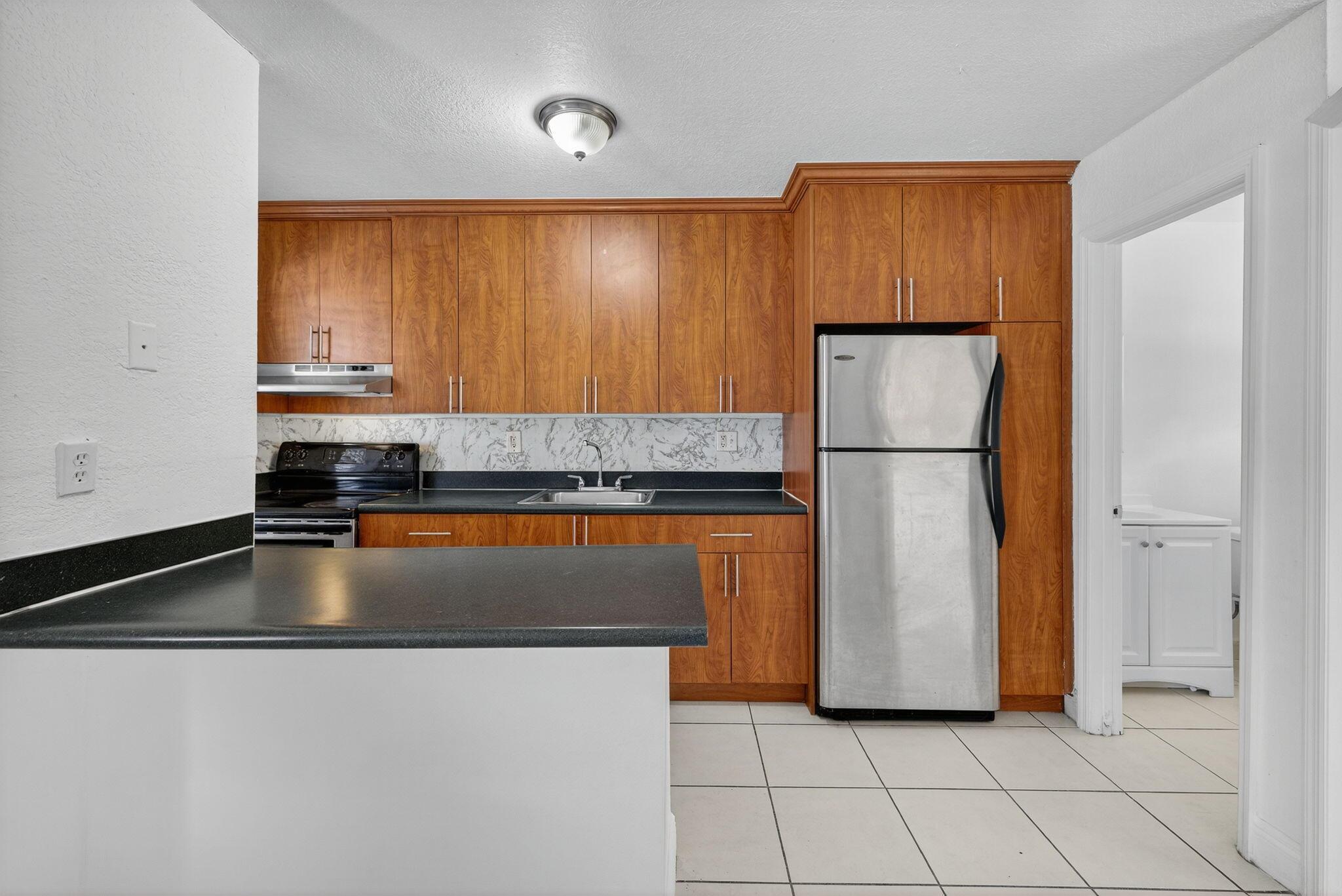 EL SOL AT MAIN STREET CON - Residential Lease