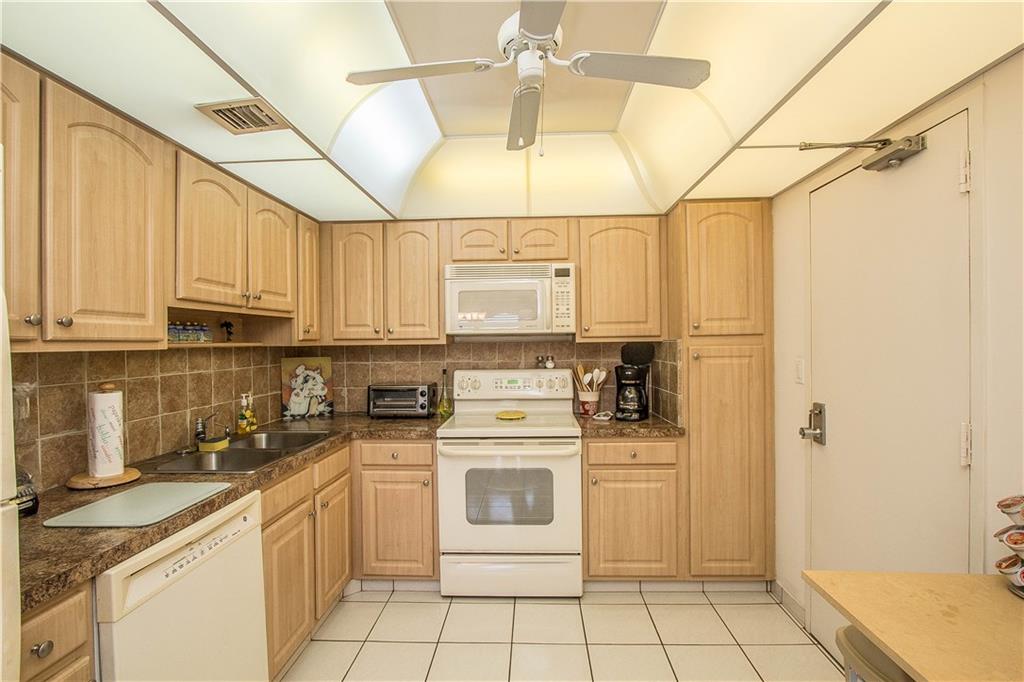 COUNTRY CLUB TOWERS - Residential