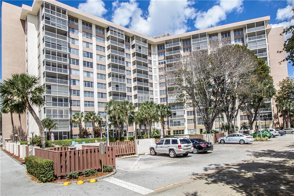 COUNTRY CLUB TOWERS - Residential