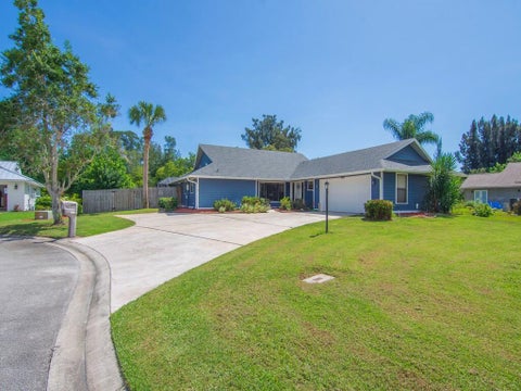 Tiny photo for 330 W FOREST Trail, Vero Beach, FL 32962 (MLS # B26078593)