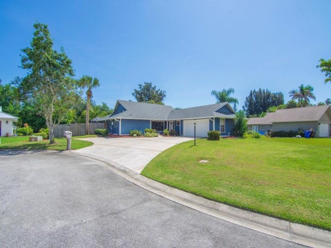 Tiny photo for 330 W FOREST Trail, Vero Beach, FL 32962 (MLS # B26078593)