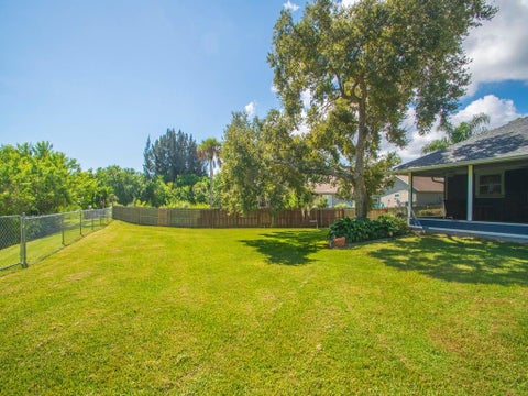 Tiny photo for 330 W FOREST Trail, Vero Beach, FL 32962 (MLS # B26078593)