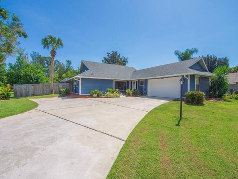 Tiny photo for 330 W FOREST Trail, Vero Beach, FL 32962 (MLS # B26078593)