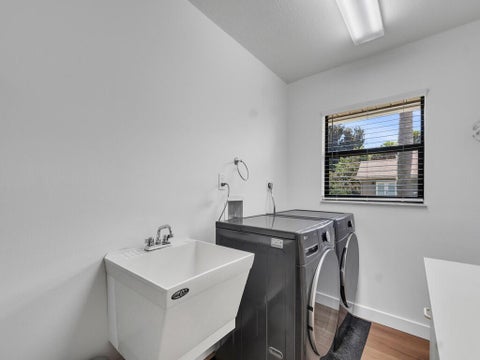Tiny photo for 330 W FOREST Trail, Vero Beach, FL 32962 (MLS # B26078593)