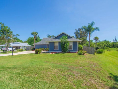 Tiny photo for 330 W FOREST Trail, Vero Beach, FL 32962 (MLS # B26078593)