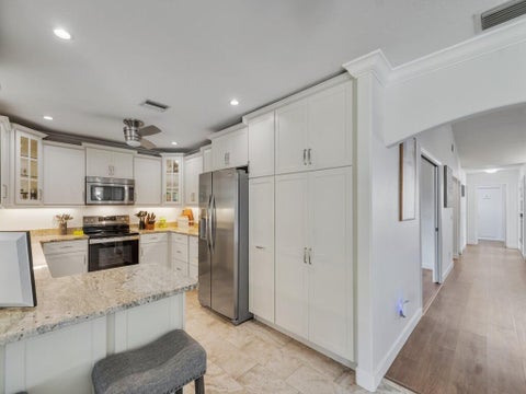 Tiny photo for 330 W FOREST Trail, Vero Beach, FL 32962 (MLS # B26078593)