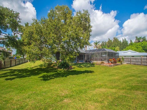 Tiny photo for 330 W FOREST Trail, Vero Beach, FL 32962 (MLS # B26078593)