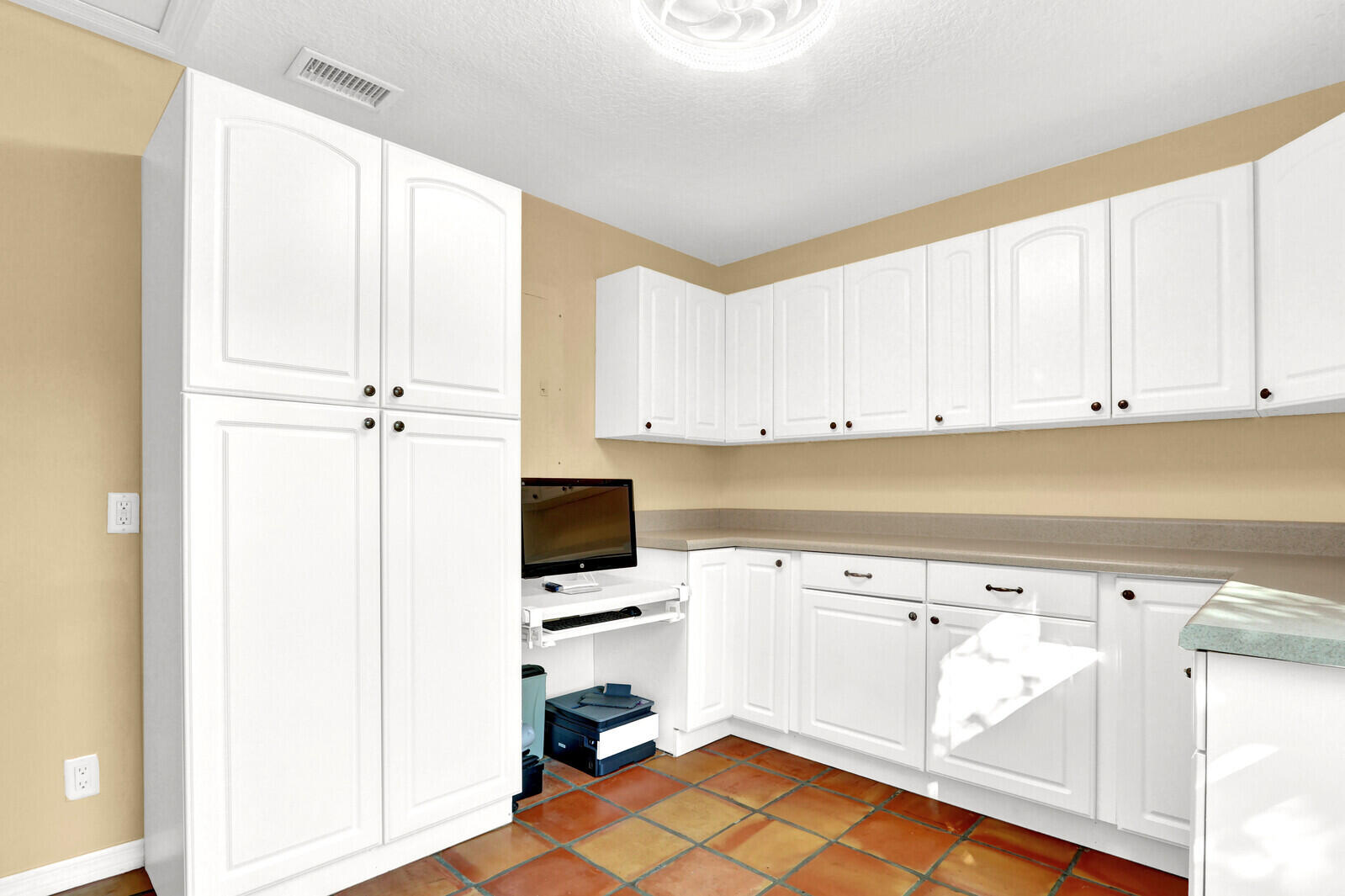 14-43-40~ E 209.6 FT OF W   4636.6 FT OF S 237.9 F - Residential