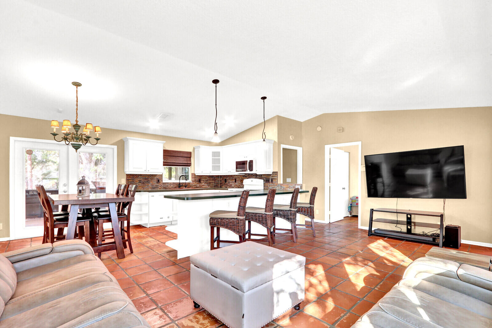 14-43-40~ E 209.6 FT OF W   4636.6 FT OF S 237.9 F - Residential