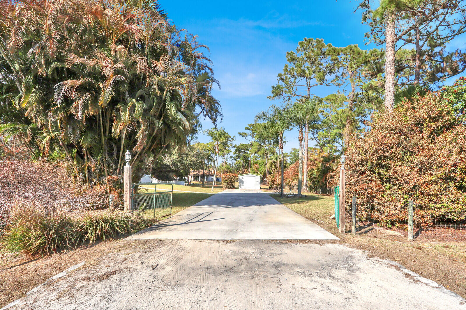 14-43-40~ E 209.6 FT OF W   4636.6 FT OF S 237.9 F - Residential