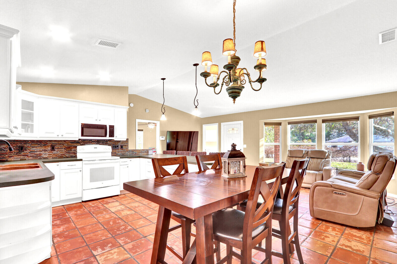 14-43-40~ E 209.6 FT OF W   4636.6 FT OF S 237.9 F - Residential