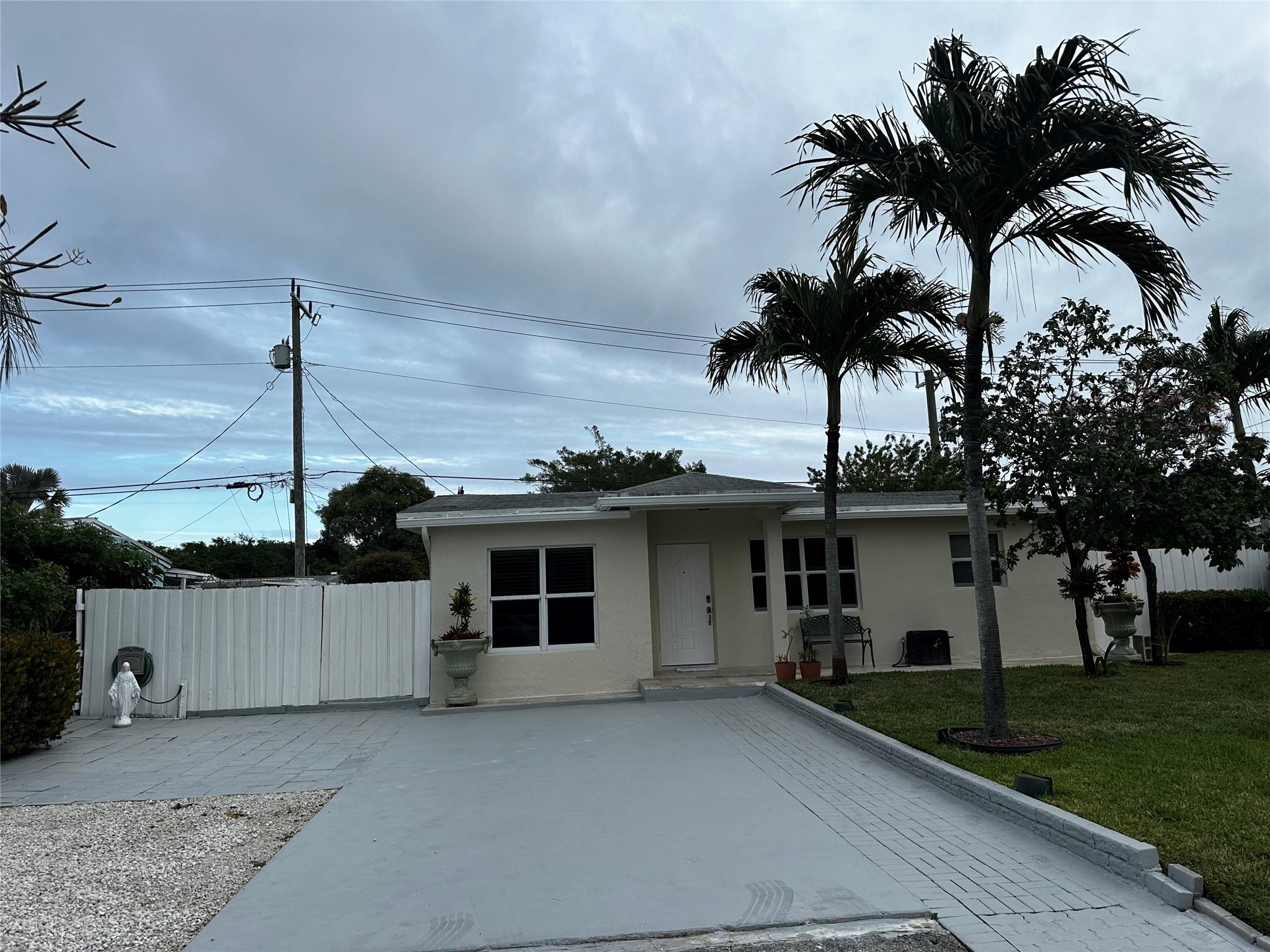 2574 NE 12th Ter
