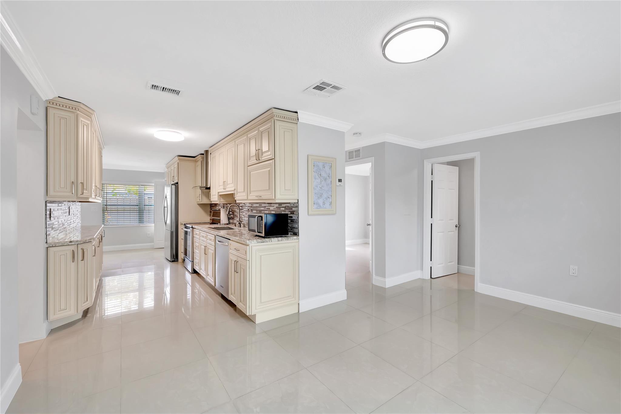 2574 NE 12th Ter