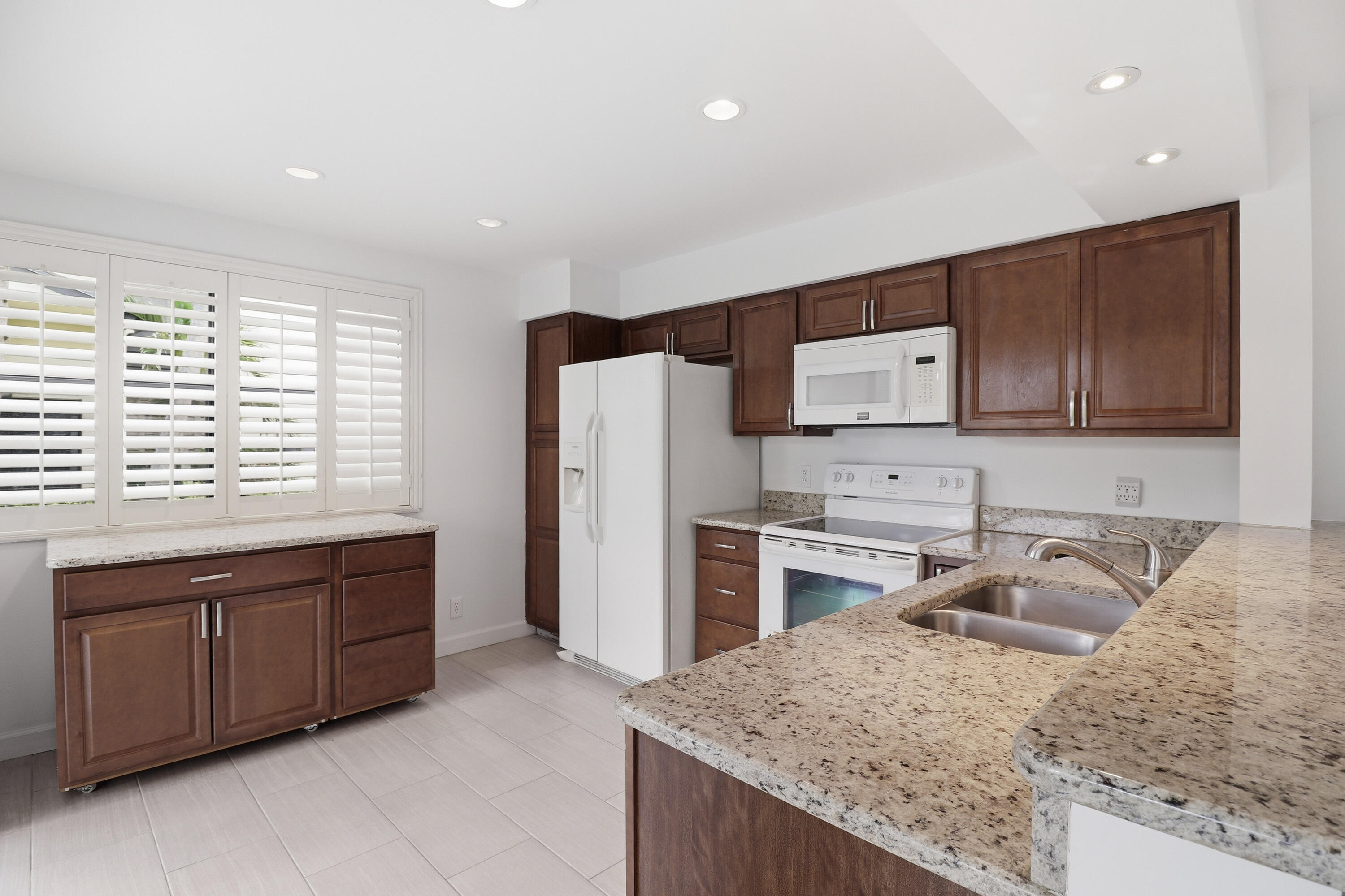 CLUBHOUSE COURT CONDO - Residential