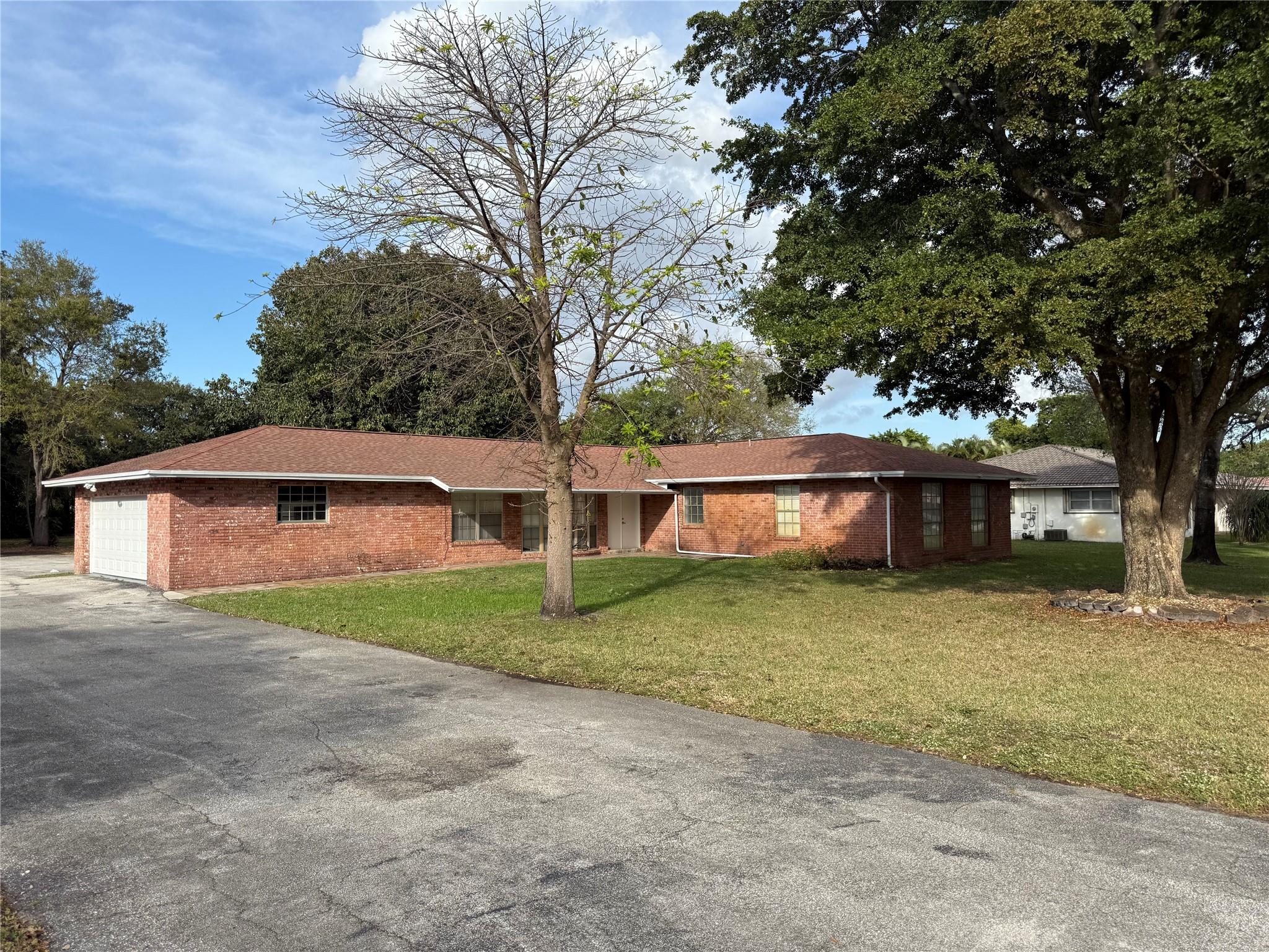 If you are looking for country living this is it. 3/2 and quiet!! Updated top unit of a duplex.