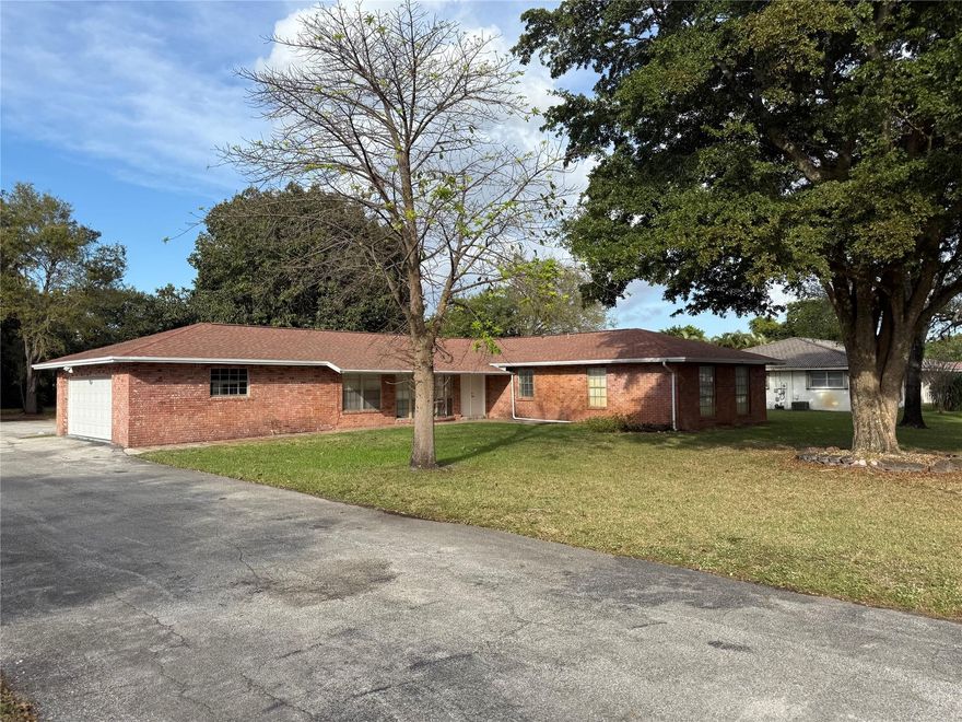 If you are looking for country living this is it. 3/2 and quiet!! Updated top unit of a duplex.