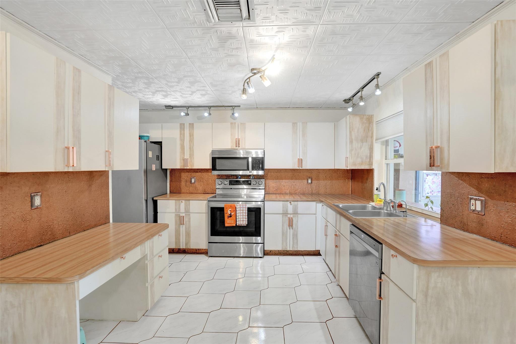 PINE RIDGE VILLAS - Residential